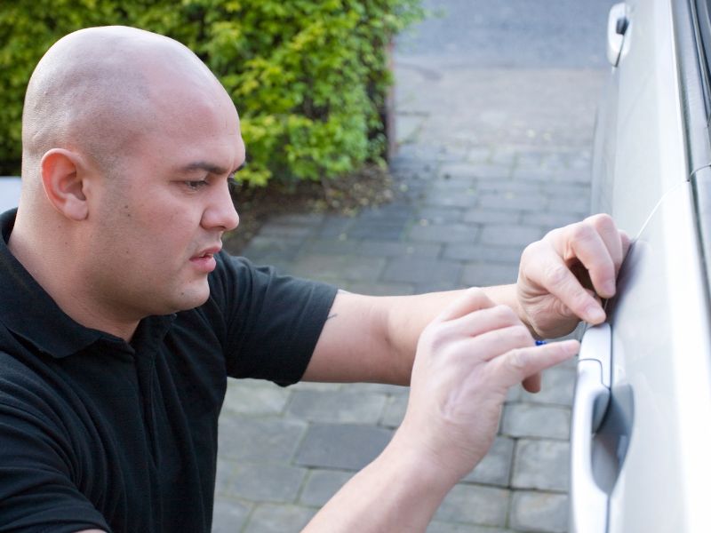 Saskatoon automotive locksmith opening car door during emergency car lockout